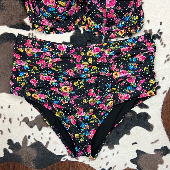 Hot Topic Pin-up Ruffled Swimsuit - Picture 6 of 12